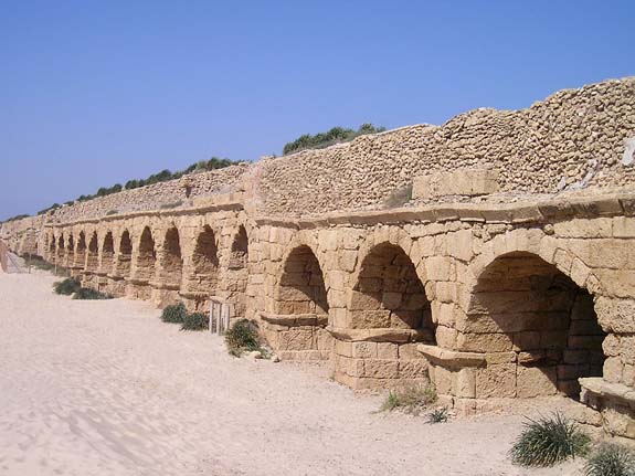 Acueducto que llevaba agua a la ciudad de Cesarea en el tiempo de Cornelio y el apóstol Pedro.
