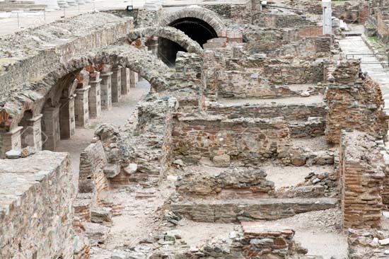 Ruinas de la Agora romana (mercado) en la ciudad antigua de Tesalónica. A cada lado del pasillo en el centro, había espacios para tiendas. Quizás el apóstol Pablo, Timoteo y Silas visitaran esta Agora.