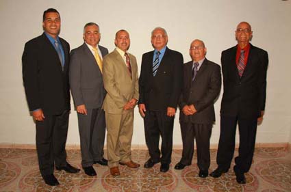 Ancianos y Diáconos de la Iglesia de Cristo, Alturas de Flamboyán, Bayamón, Puerto Rico, nombrados el 06 de diciembre de 2015. 