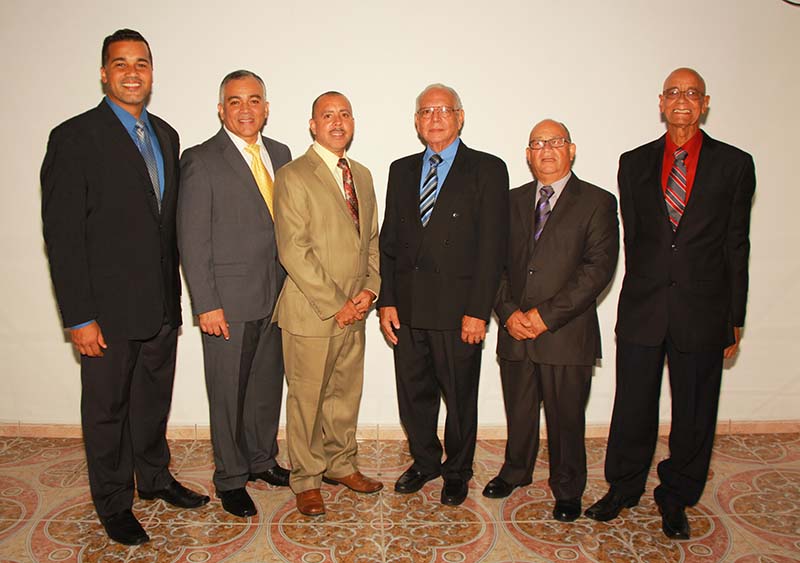 A la izquierda, los tres diáconos, y a la izquierda, los tres ancianos de la Iglesia de Cristo, Alturas de Flamboyán, Bayamón, Puerto Rico. To the left, the three deacons, and to the right, the three elders of the Church of Christ in Bayamon, Puerto Rico.