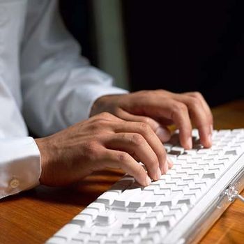 Manos sobre el teclado de una computadora ilustra el archivo digital de contenido “General” de intercambios y aportaciones en editoriallapaz.org.