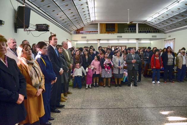 Esta fotografía de una congregación pentecostal en Argentina ilustra el intercambio Pentecostal argentino dice que Homero Shappley de Álamo es falso profeta, en editoriallapaz.