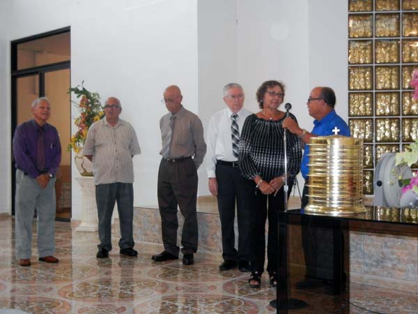 Five of the six leaders of the Bayamon church of Christ stand with Jenny as she makes the good confession that Christ is the Son of God before being baptized.