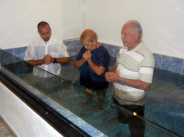 Baptism of a lady from Manatí, Puerto Rico by members of the church of Christo.