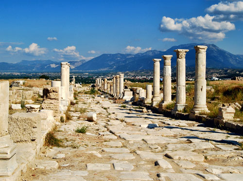 Ruinas del camino romano entre Laodicea y Coloso. El apóstol Pablo, acompañado por sus compañeros de ministerio, habrá transitado por este mismo camino al realizar sus viajes evangelísticos.