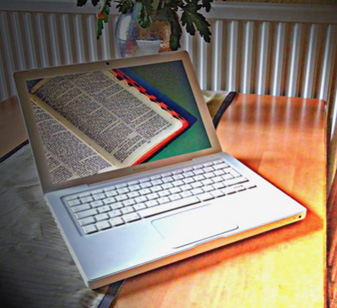 Una Biblia en la pantalla de una laptop ilustra el archivo digital de intercambios y aportaciones en editoriallapaz.org sobre la Iglesia Adventista del Séptimo Día y sus doctrinas.