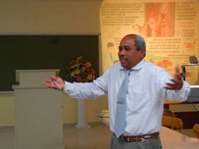 Yuri Féliz in action at the School of Advanced Bible Studies in San Juan, Puerto Rico. 