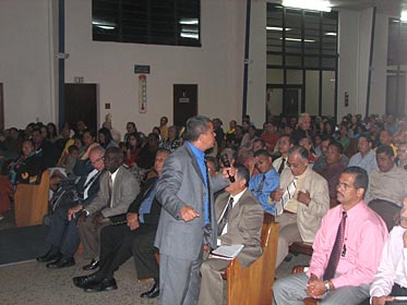 Esta fotografía de un predicador pentecostal frente a una audiencia nutrida ilustra el estudio sobre ¿Muerto o Vivo? ¿Es cristiano de verdad el creyente pentecostal?, en editoriallapaz.org.