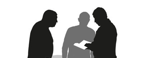 Siluetas de tres hombres sobre fondo blanco, donde uno de ellos sostiene un libro abierto.