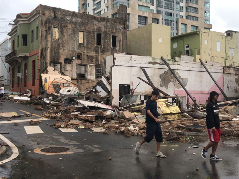 Fuertísimos vientos y lluvias torrenciales del huracán María hicieron que se desplomara este local de esquina del área metropolitana de San Juan, Puerto Rico.