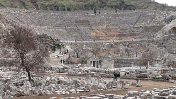 El gran teatro de Éfeso que existía en el tiempo del apóstol Pablo se conserva hasta el día de hoy. En sus asientos de mármol cabían muchos miles de espectadores. 