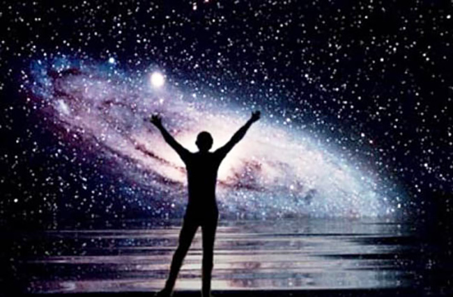 El hombre frente a una enorme galaxia en el espacio ilustra el mensaje El origen del ser humano, su dignidad y su lugar en el universo, compuesto de nueve imágenes-diapositivas y texto amplio.