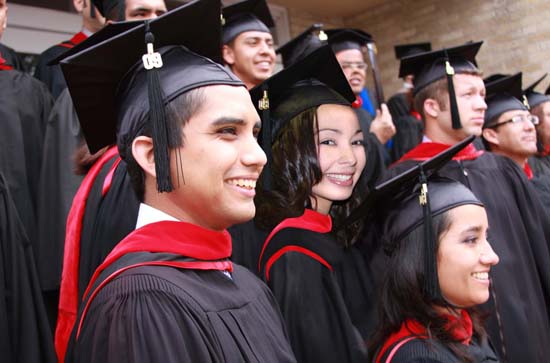 Esta fotografía de graduandos ilustra el tema Generaciones, en editoriallapaz.