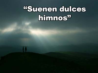 Para el himno en PowerPoint Suenen dulces himnos, la diapositiva titular, cuyo trasfondo es de una pareja que contempla desde una montaña rayos de luz que penetran tinieblas.