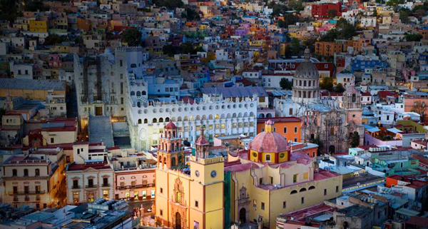 Una fotografía de Guanajuato, México, de noche embellece el ïndice J de temas bíblicos hallados en editoriallapaz.org