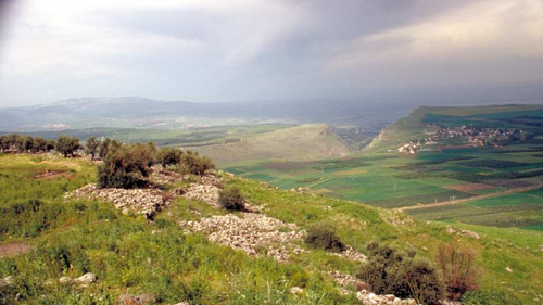 Un bucólico paisaje de cielo nublado sobre valles y montañas en Palestina embellece el Índice V de temas bíblicos en editoriallapaz.org