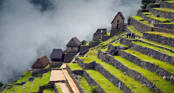 Machu Picchu, ciudad de los Incas, luce mística contra un trasfondo de nubes en esta impresionante fotografía que embellece el Índice W de temas bíblicos en editoriallapaz.org  