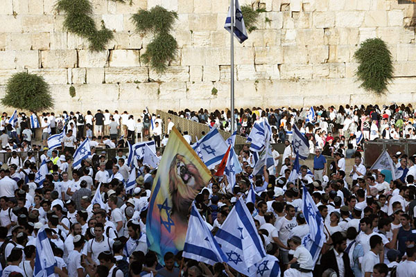 In front of the Wailing Wall, part of the underpinning foundation of Herod’s temple, Jews celebrate the liberation of Jerusalem in June of 1967, a photograph that illustrates the subject Signs Taking Place Today in Jews and Gentiles, in editoriallapaz.org.
