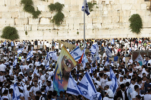 Esta fotografía de una multitud de judíos frente al muro de las lamentaciones en Jerusalén, los qe celebran la liberación de la ciudad de manos de los gentiles en 1967, ilustra el tema Las señales de los tiempos actuales para judíos y gentiles en editoriallapaz.