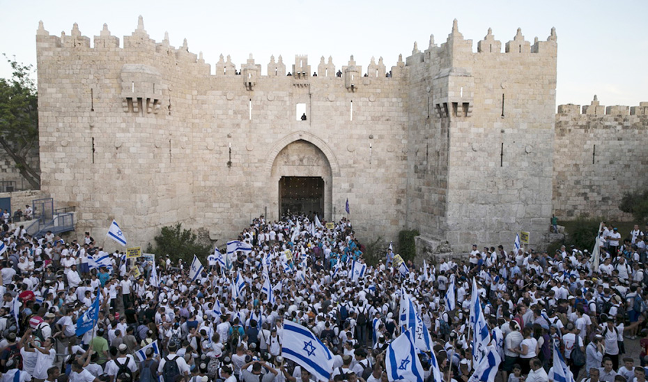 This photograph shows a large crowd of Jews today going into Jerusalem by the Damascus gate, illustration for the subject Jews Today: Missing Out?, in editoriallapaz.org.