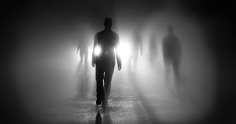 Gráficas de figuras humanas borrosas que caminan hacia una luz blanca intensa, ilustración para el tema Juicios y destinos espirituales.
