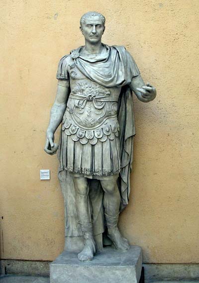Una estatua de Gaius Julius Caesar, nacido en el año 100 a. C. Asesinado el 15 de marzo de 44 a. C. Algunos eruditos le consideran el personaje más poderoso de toda la historia humana.