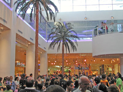 Masa de gente en el centro comercial Las Américas, San Juan, Puerto Rico