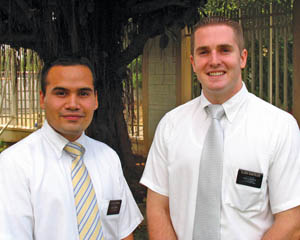Dos adultos jóvenes mormones que se identifican como "elders", vocablo en inglés cuyo significado es "ancianos".