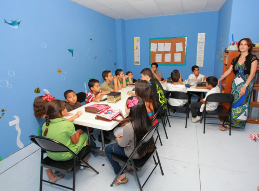 Esta maestra cristiana enseña cada domingo a una clase de niños la iglesia de Cristo, Alturas de Flamboyán, Puerto Rico.