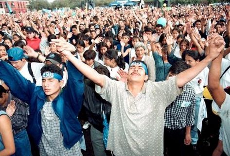 Esta fotografía de una multitud de pentecostales con sus manos levantadas ilustra el Testimonio contra el pentecostalismo del ex-pastor cubano Sergio A. Quiñones Silva, en editoriallapaz.org.