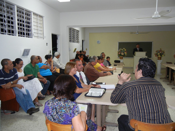 Alumnos y maestros de la Escuela de Estudios Bíblicos Intensivos, de la Igleisa de Cristo en Puerto Rico, escuchan a un predicador.