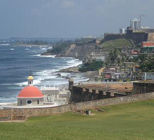 Esta fotografía recoge una porción de la costa norteña de San Juan, Puerto Rico.
