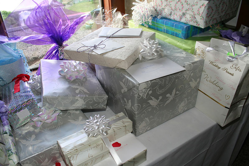 Esta fotografía de muchos regalos de bodas ilustra la ceremonia nupcial de texto completo ¡Regalos!, en editoriallapaz.org.