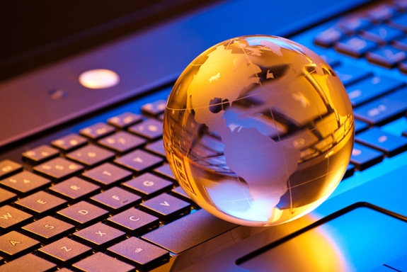 A golden globe of the Earth superimposed on a keyboard identifies the Report for February, 2013 on Evangelism without borders among the Spanish-speaking of the world.