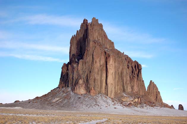 Esta montaña de roca ilustra el tema Sobre esta roca edificaré mi iglesia, formato para imprimir como folleto, en editoriallapaz.