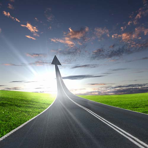 Esta gráfica de una carretera derechita que, después de un tramo, sube hacia el espacio, terminando en una flecha apuntando al Cielo, ilustra el mensaje espiritual ¡Por esta ruta al Cielo!, en editoriallapaz.