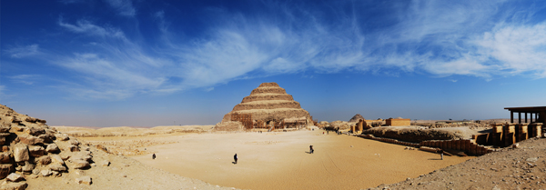 Pirámide escalonada de Saqqara, Egipto. La pirámide escalonada del rey Zoser en Saqqara (Egipto) se construyó entre los años 2737 y 2717 a. C., durante el periodo de la tercera dinastía.