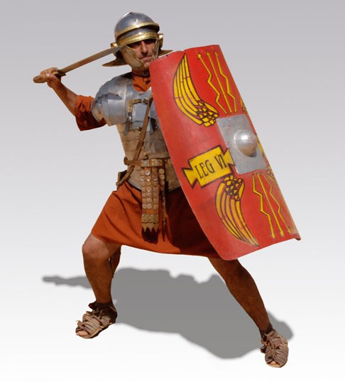Esta fotografía de un varón que hace el papel de soldado romano vestidos de las distintas piezas mencionadas en Efesios 6 ilustra el tema Tomad toda la armadura de Dios, en editoriallapaz.org.