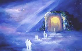 En esta gráfica, figuras blancas se acercan a un portal en el espacio espiritual que conduce al Paraíso de Dios, ilustración para el tema Viajes y Paradas del Alma-Espíritu después de la muerte del cuerpo físico.