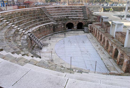 El gran teatro estilo romano de la ciudad antigua de Tesalónica. ¿Acaso incorporara la iglesia de Tesalónica, o de cualquier otro lugar del Imperio Romano, elementos del teatro al efectuar sus misiones divinas?