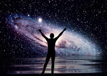 La silueta de un ser humano frente a una enorme galaxia en el espacio ilustra el sermón El origen del ser humano, su dignidad y el lugar que le corresponde en el universo.