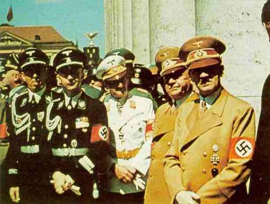 Una fotografía de Adolfo Hitler, Heinrich Himmler y sus secuaces ilustra el tema Verdadera justicia solo después de la muerte.