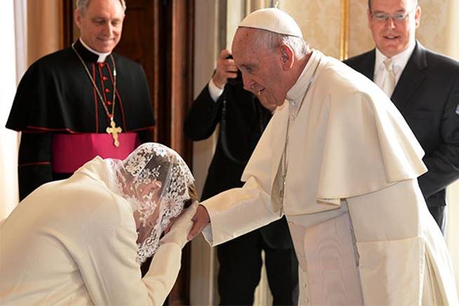 Cómo es el protocolo que se debe seguir al conocer al Papa?