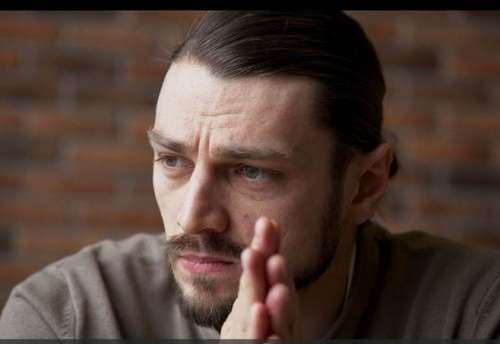Una fotografía de primer plano del semblante de un varón con barba que proyecta posibles problemas con malos pensamientos. 