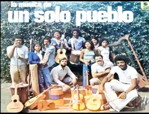 Una fotografía de un grupo de once músicos, hombres y mujeres, con sus instrumentos, y en la parte superior, las palabras La música de un solo pueblo