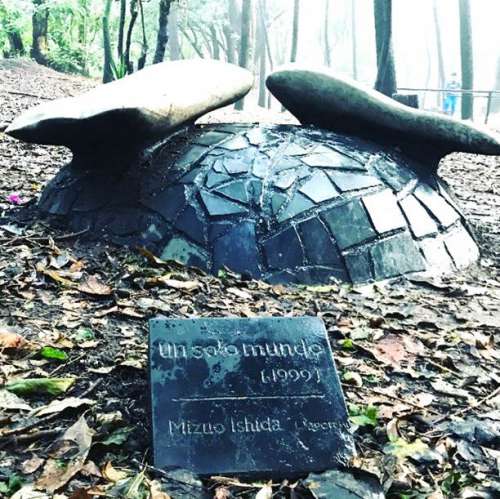 Una fotografía de una escultura que simboliza el empuje de muchas naciones y pueblos hacia el globalismo radical.