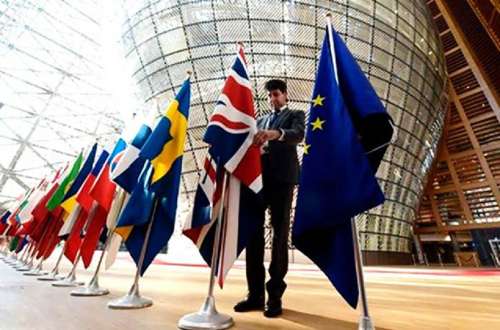 Una fotografía de las banderas y edificios del Mercado Común Europeo.
