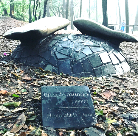 Una fotografía de una escultura que simboliza el empuje de muchas naciones y pueblos hacia el globalismo radical.