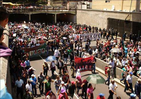 Reunión de cientos de maestros y maestras, ilustración para la Quinta Trompeta de Apocalipsis.