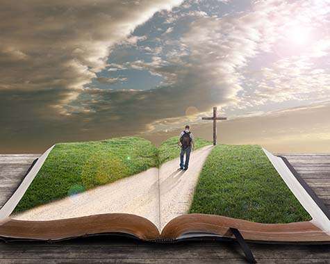 El Antiguo Testamento a la izquierda. El Nuevo Testamento a la derecha. La cruz los separa. En su búsqueda de la Verdad divina para su alma, ¿a cuál de los dos se someterá? ¿O escogerá porciones de ambos, mezclándolas? Ilustración para el tema A libertad Jesucristo nos llama, en editoriallapaz.org